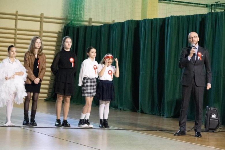 Wystepy artystyczne uczniów ze Szkoły Podstawowej w Miękini