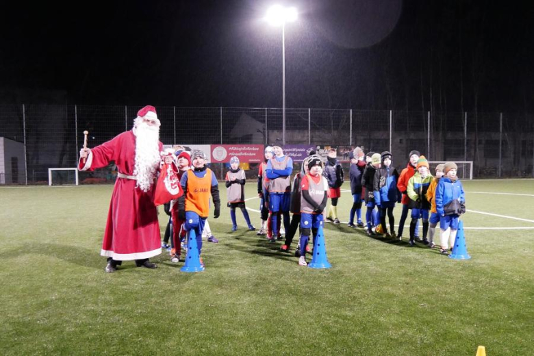 Turniej Mikołajkowy na średzkim orliku