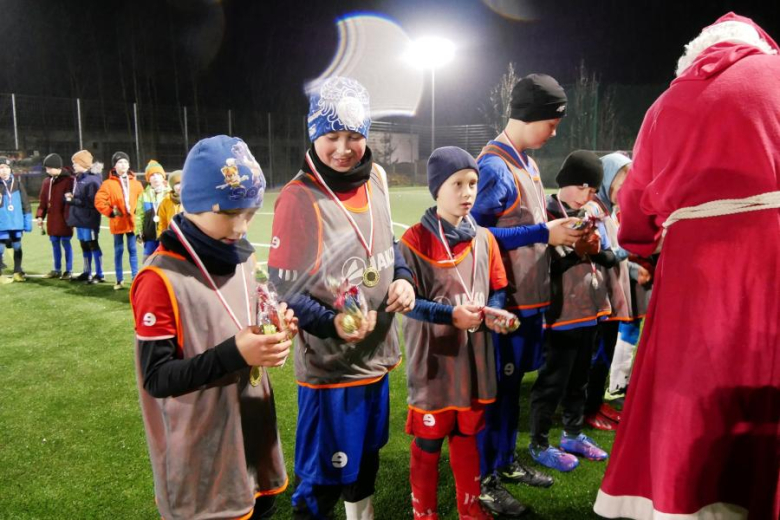 Turniej Mikołajkowy na średzkim orliku