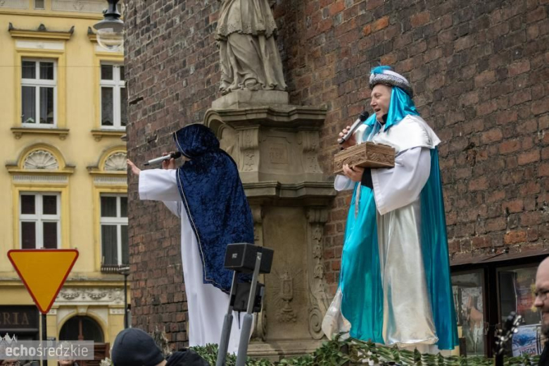 Barwny Orszak Trzech Króli przeszedł średzkimi ulicami