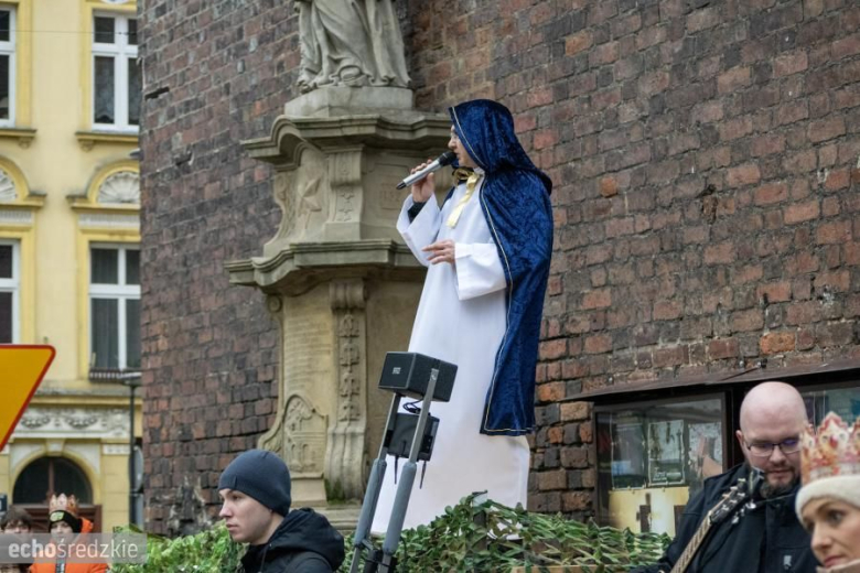 Barwny Orszak Trzech Króli przeszedł średzkimi ulicami