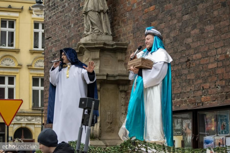Barwny Orszak Trzech Króli przeszedł średzkimi ulicami