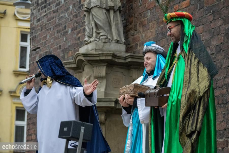 Barwny Orszak Trzech Króli przeszedł średzkimi ulicami