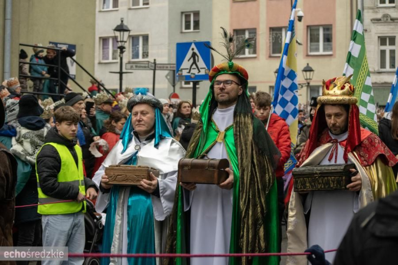 Barwny Orszak Trzech Króli przeszedł średzkimi ulicami