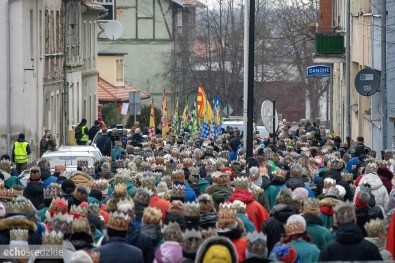Barwny Orszak Trzech Króli przeszedł średzkimi ulicami