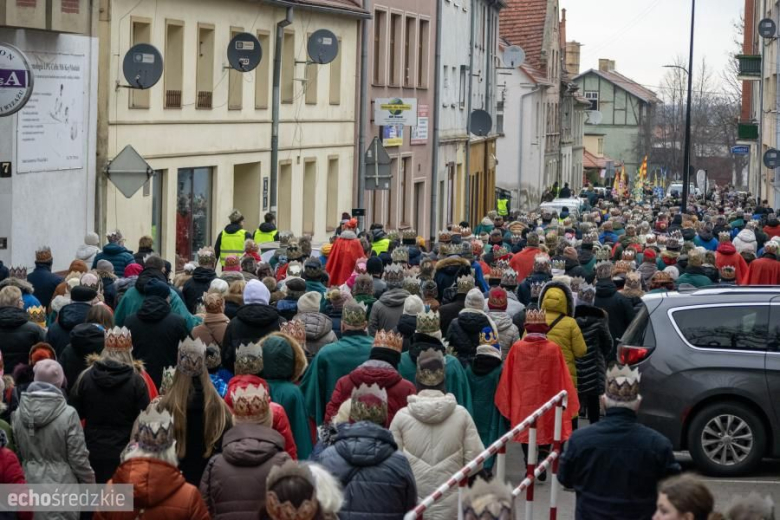 Barwny Orszak Trzech Króli przeszedł średzkimi ulicami