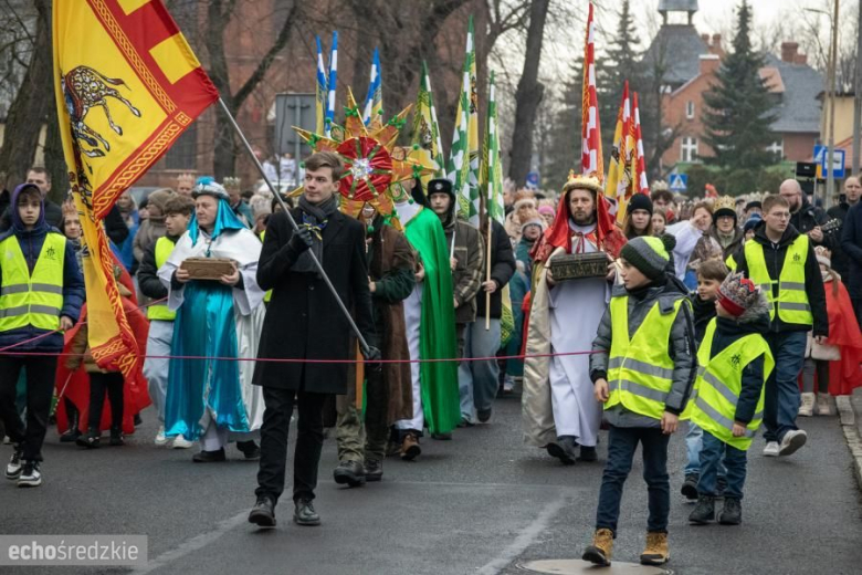 Barwny Orszak Trzech Króli przeszedł średzkimi ulicami