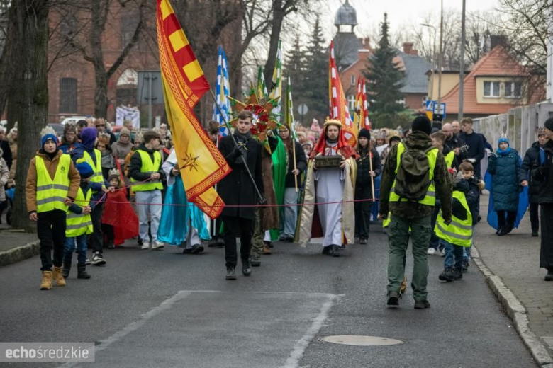 Barwny Orszak Trzech Króli przeszedł średzkimi ulicami