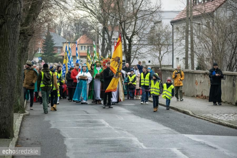 Barwny Orszak Trzech Króli przeszedł średzkimi ulicami