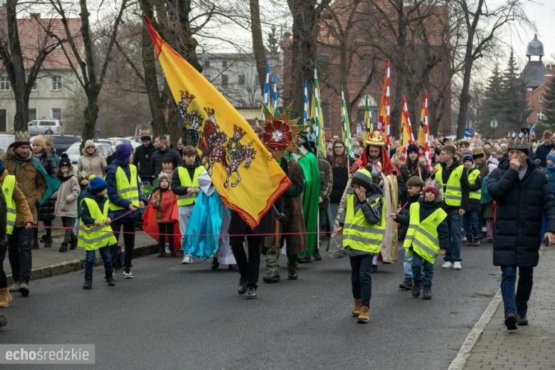 Barwny Orszak Trzech Króli przeszedł średzkimi ulicami