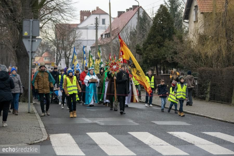 Barwny Orszak Trzech Króli przeszedł średzkimi ulicami