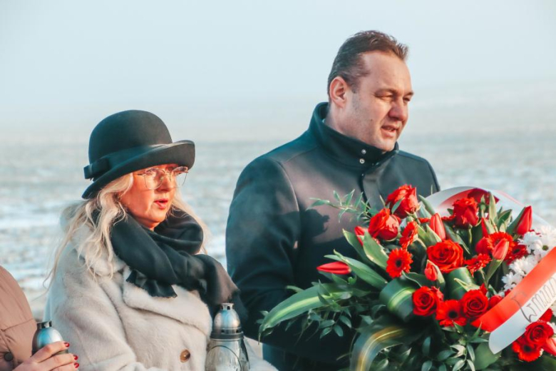 17 lutego 2009 roku w miejscowości Jarostów doszło do tragicznego wypadku śmigłowca LPR