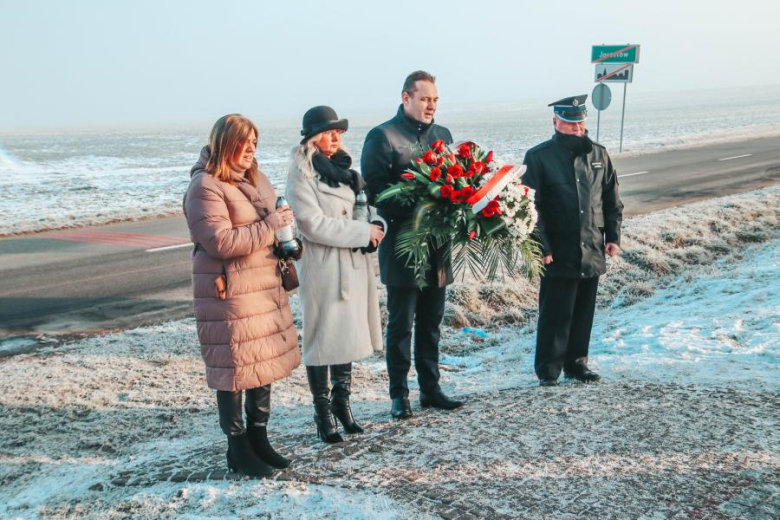 17 lutego 2009 roku w miejscowości Jarostów doszło do tragicznego wypadku śmigłowca LPR