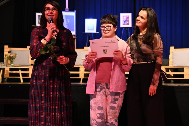 "Skrzydła, których nie widać"