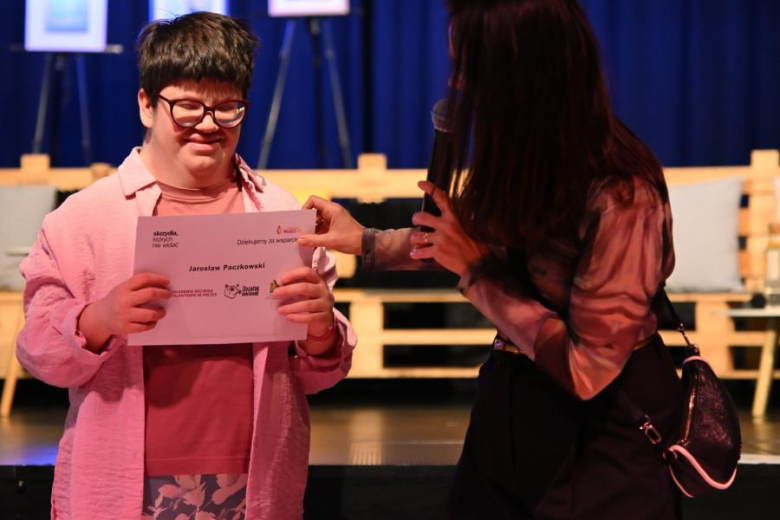 "Skrzydła, których nie widać"