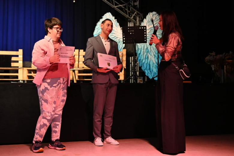 "Skrzydła, których nie widać"