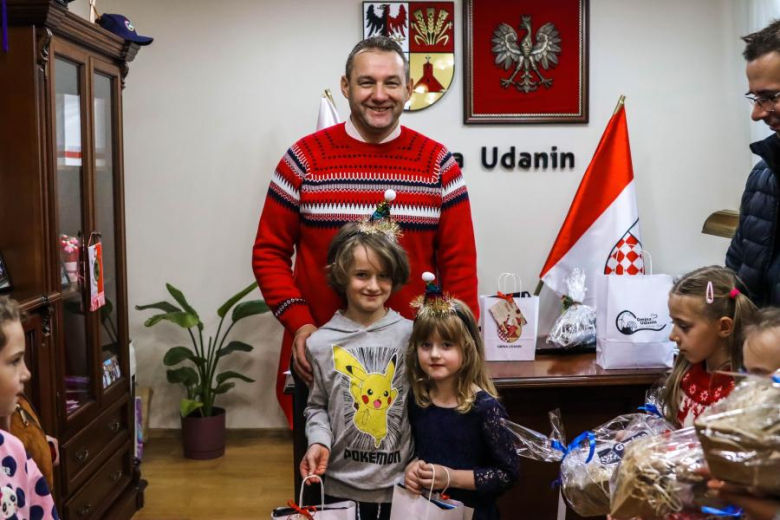 Wspólne ubieranie choinki