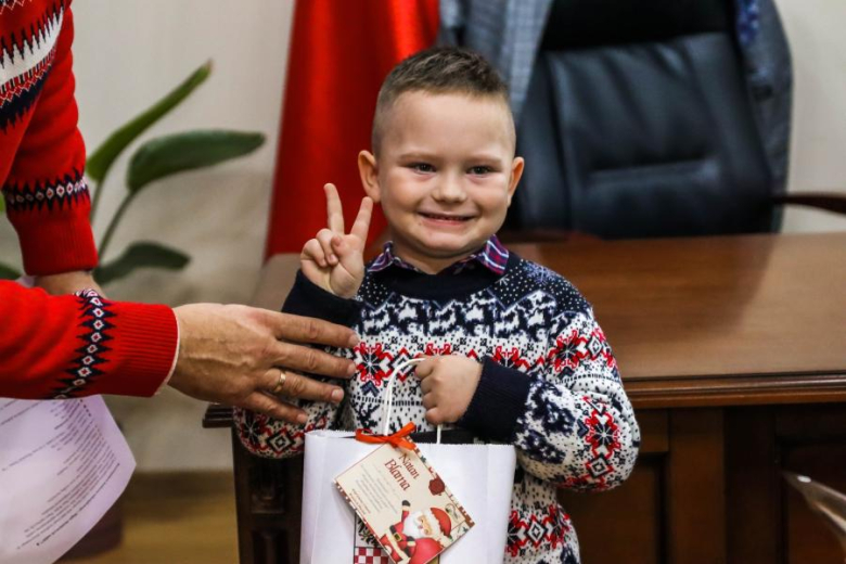 Wspólne ubieranie choinki