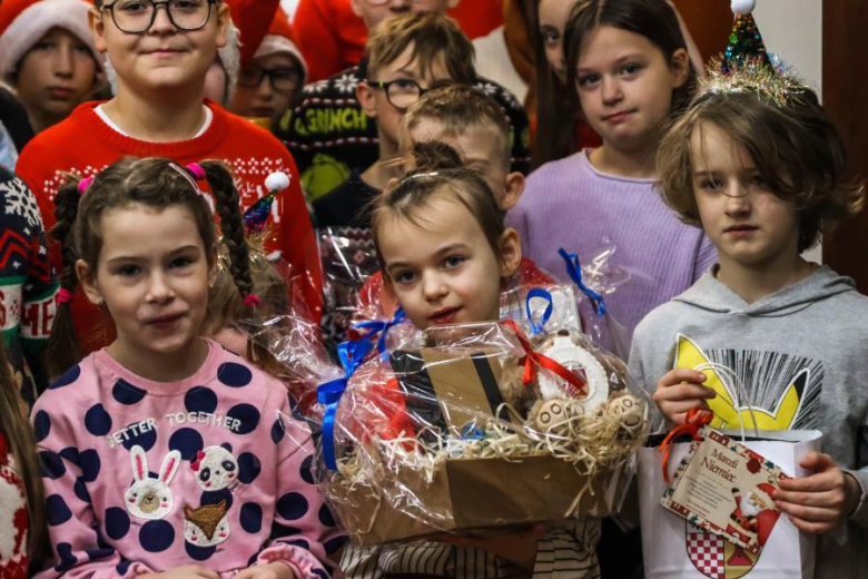 Wspólne ubieranie choinki