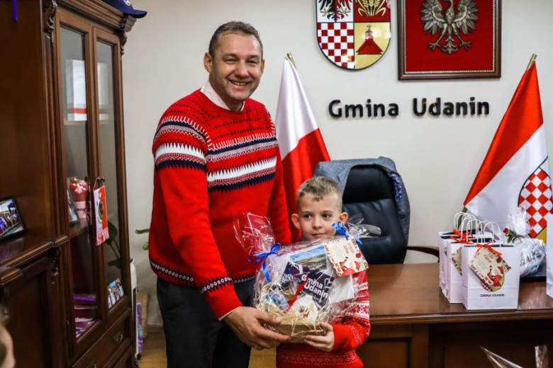 Wspólne ubieranie choinki