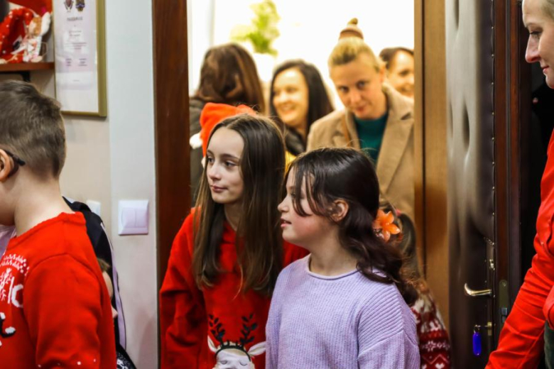 Wspólne ubieranie choinki