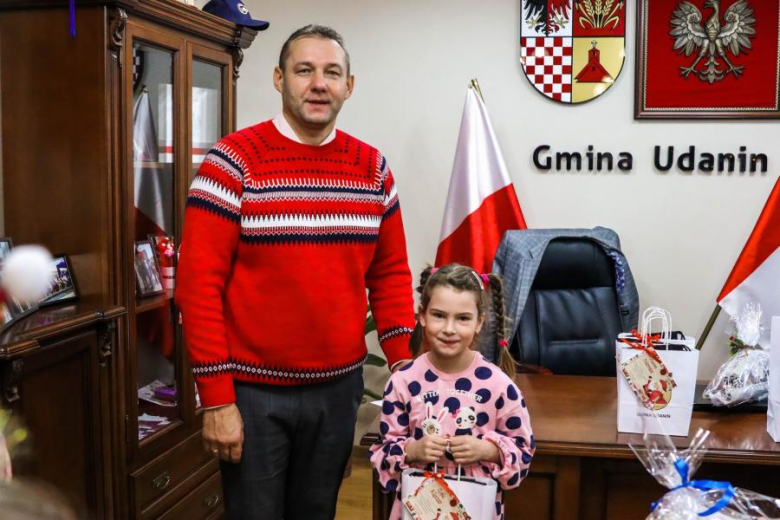 Wspólne ubieranie choinki