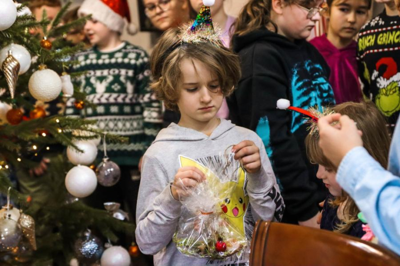 Wspólne ubieranie choinki