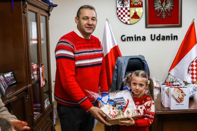 Wspólne ubieranie choinki