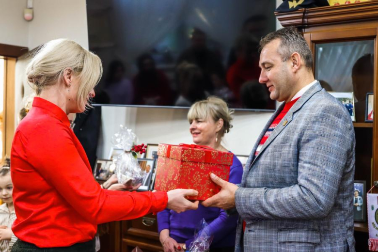 Wspólne ubieranie choinki