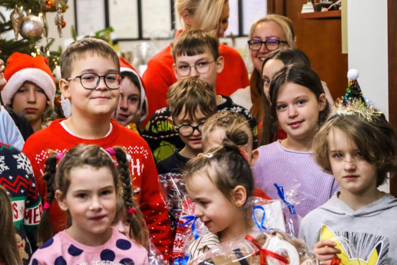 Wspólne ubieranie choinki