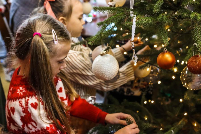 Wspólne ubieranie choinki