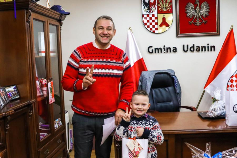 Wspólne ubieranie choinki