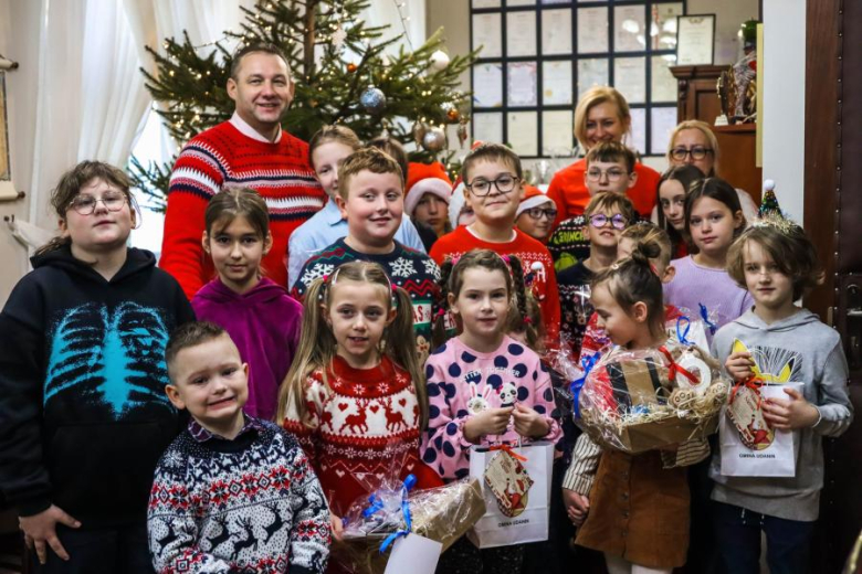 Wspólne ubieranie choinki