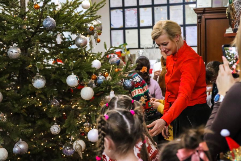 Wspólne ubieranie choinki