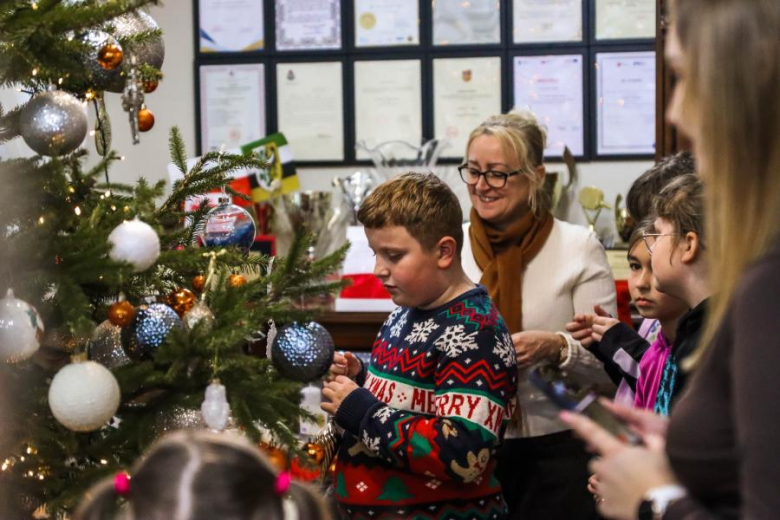 Wspólne ubieranie choinki