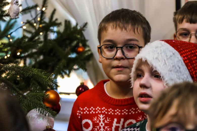 Wspólne ubieranie choinki