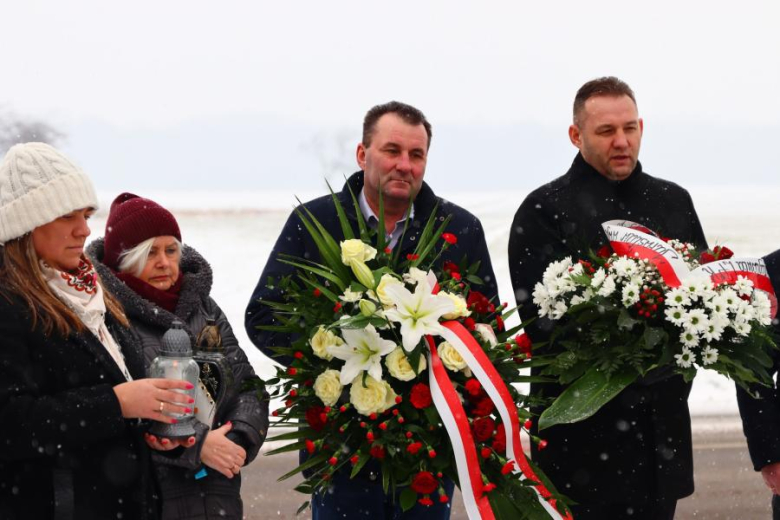 Złożono kwiaty przy pomniku w Jarostowie