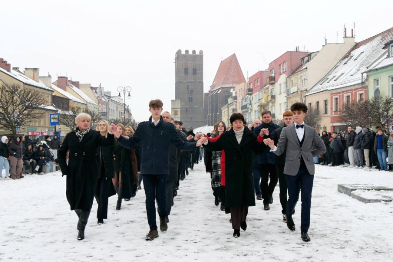 Średzcy maturzyści zatańczyli dla Rolanda