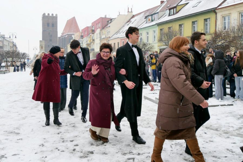 Średzcy maturzyści zatańczyli dla Rolanda