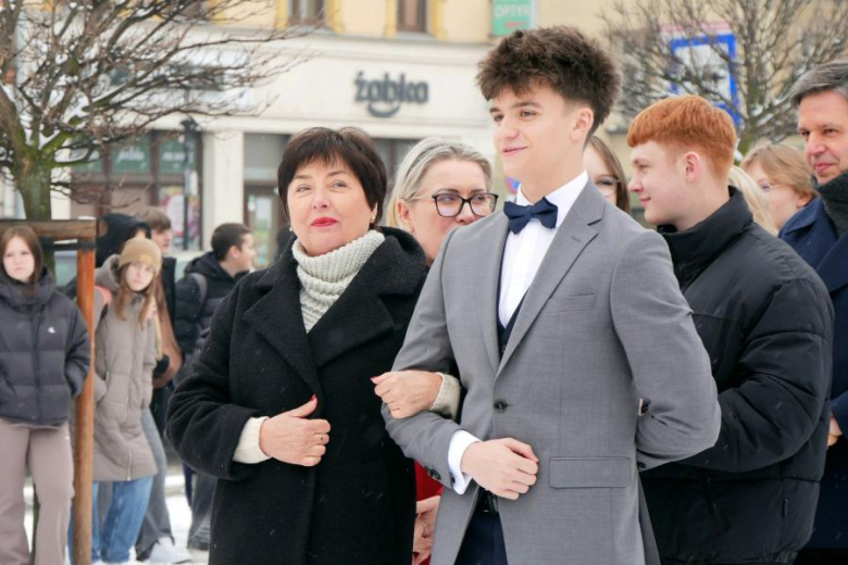 Średzcy maturzyści zatańczyli dla Rolanda