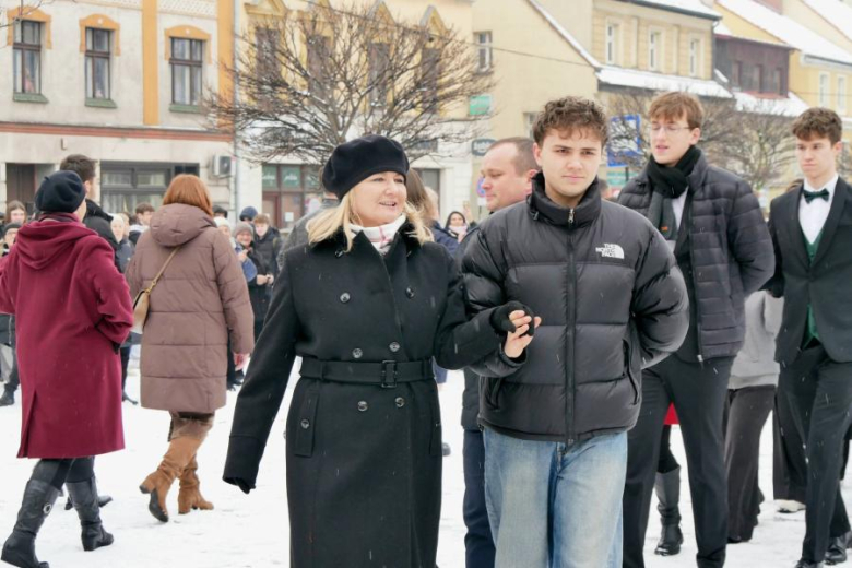 Średzcy maturzyści zatańczyli dla Rolanda