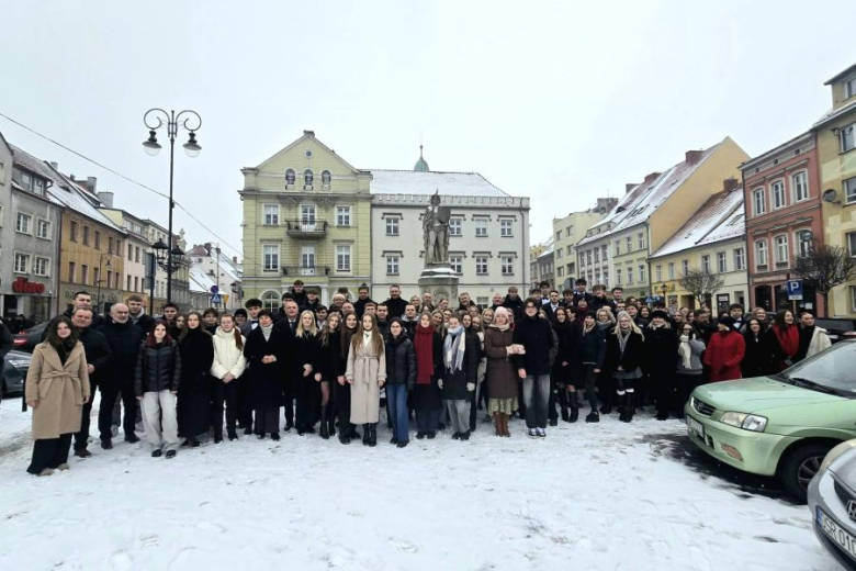 Średzcy maturzyści zatańczyli dla Rolanda