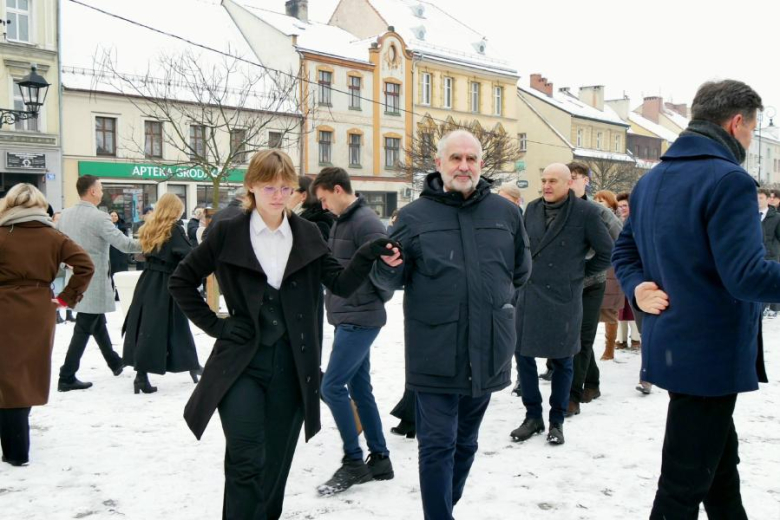 Średzcy maturzyści zatańczyli dla Rolanda