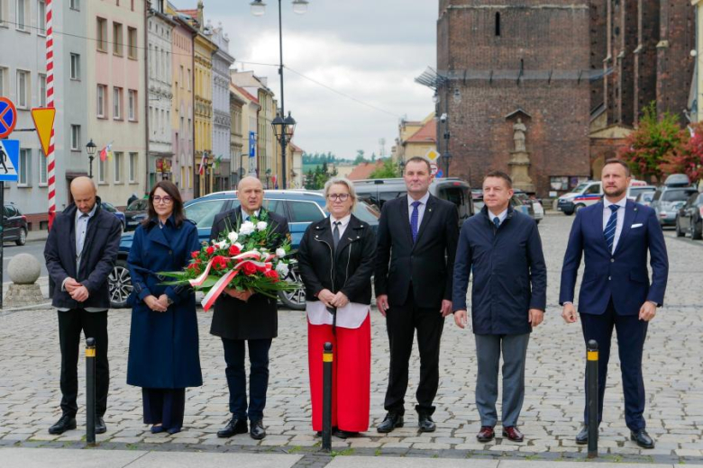 Przedstawiciele samorządów uczcili pamięć ofiar i bohaterów II wojny światowej