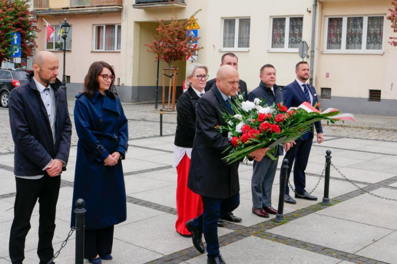 Przedstawiciele samorządów uczcili pamięć ofiar i bohaterów II wojny światowej