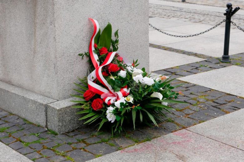Przedstawiciele samorządów uczcili pamięć ofiar i bohaterów II wojny światowej