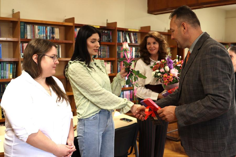 Kwiaty i podziękowania dla pracowników bibliotek