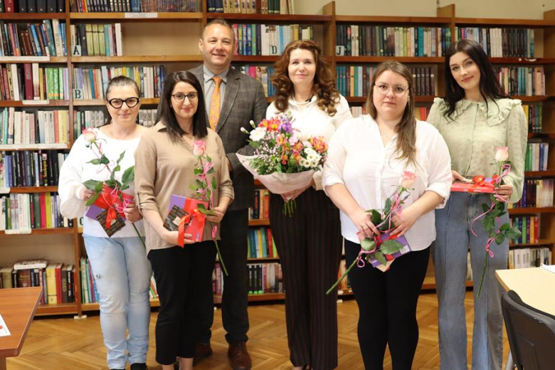 Kwiaty i podziękowania dla pracowników bibliotek