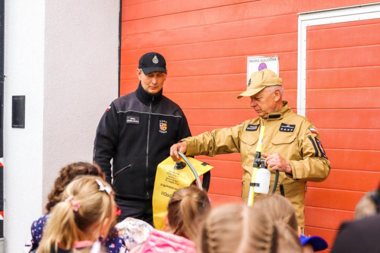 Remizę strażacką odwiedziły dzieci z Zespołu Szkolno-Przedszkolnego w Udaninie