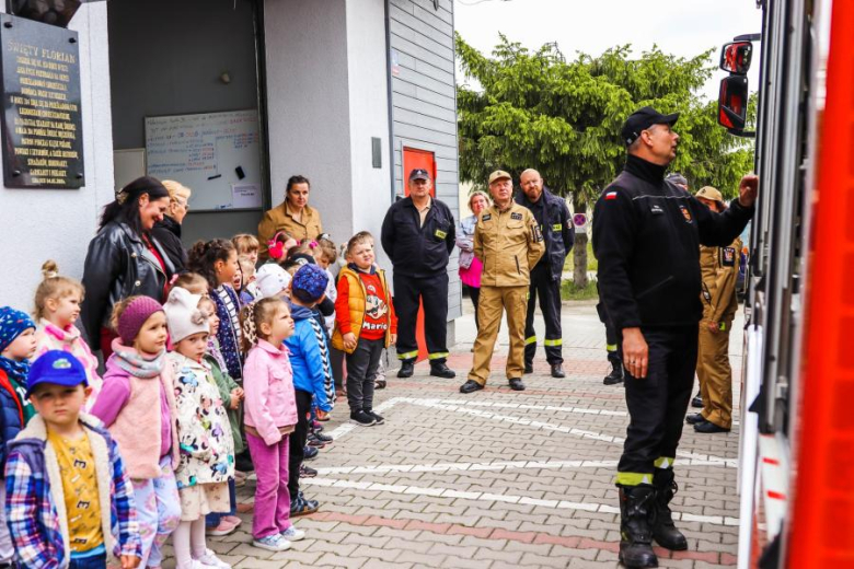 Remizę strażacką odwiedziły dzieci z Zespołu Szkolno-Przedszkolnego w Udaninie